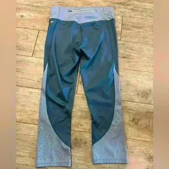 Fabletics Blue Ella Ultracool Shine Reflective Dot Mid-Rise Crop Leggings Small - Picture 3 of 5